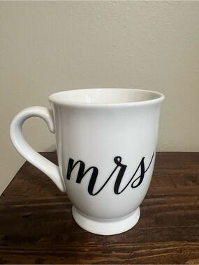 Mud Pie White Ceramic 'mrs' Script Mug